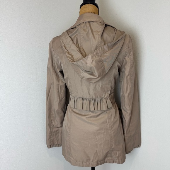 Betsey Johnson Belted Taupe Raincoat ruffle jacket – Hooded Gold Hardware XS - Picture 3 of 8